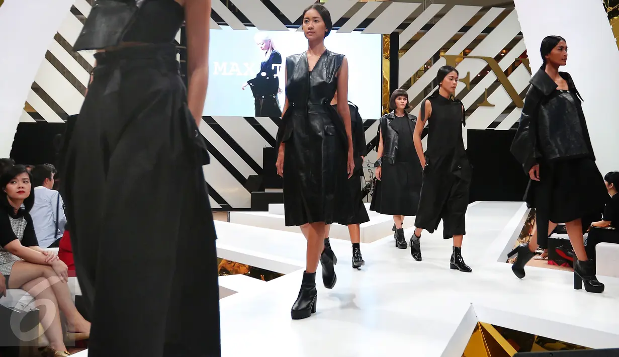 Sejumlah model membawakan busana koleksi Max Tan saat penutup Fashion Nation Tenth Edition (FNX) di Senayan City, Jakarta, Sabtu (23/4). Nuansa gloomy dengan warna serba hitam dimunculkan Max Tan dalam koleksinya. (Liputan6.com/Angga Yuniar)