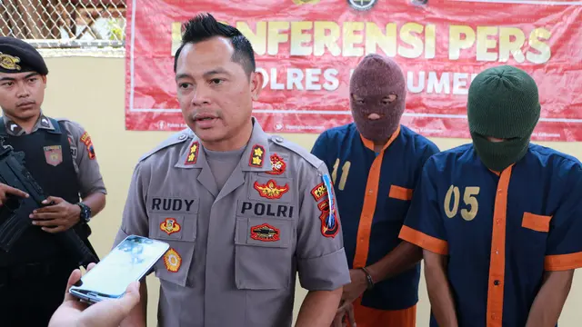 Polres Kebumen menangkap kedua tersangka pengguna narkoba yang diduga berasal dari jaringan Rutan Semarang. (Foto: Liputan6.com/Nugroho Pandu untuk Muhamad Ridlo).