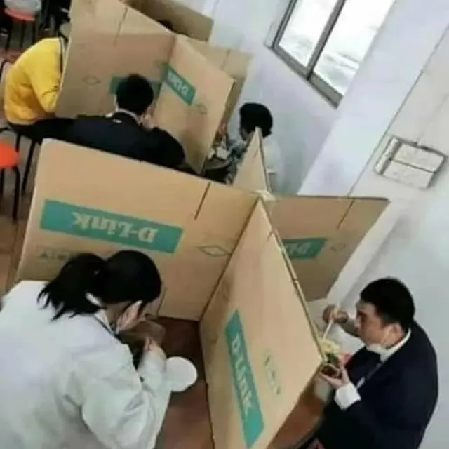 7 Potret Kocak Jaga Jarak di Tempat Makan Ini Bikin Ngakak