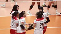 Selebrasi Timnas putri Indonesia setelah mengalahkan Filipina dengan skor 3-0 (25-17, 25-20, 25-10) pada babak penyisihan grup A Kejuaraan Bola Voli putri AVC Challenge Cup 2023 di GOR Tri Dharma Gresik, Selasa (20/6/2023). (Bola.com/Dok. PBVSI)