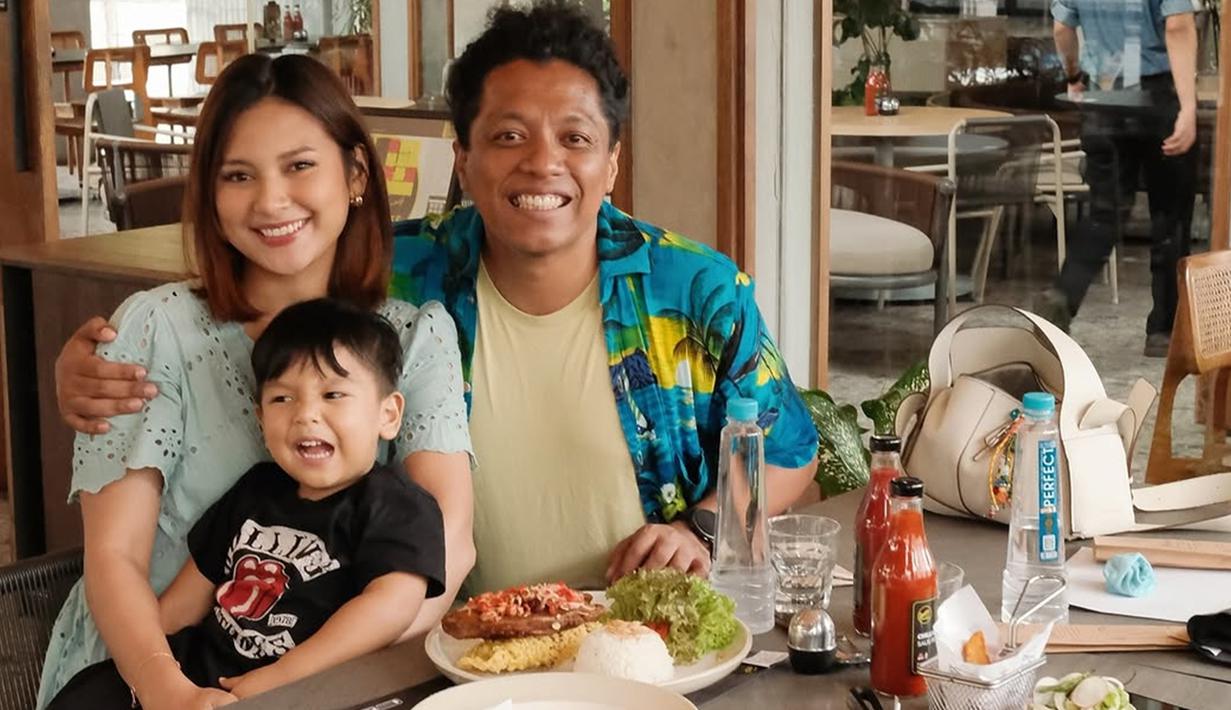 Momen spesial ini diabadikan dan dibagikan Arie melalui unggahan Instagram pribadinya, menampilkan kebersamaan dan kasih sayang keluarga kecil mereka. Hadiah spesial dari Indah dan Naka pun turut menambah kehangatan perayaan tersebut. (Liputan6.com/IG/@arie_kriting)