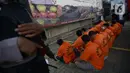 Tersangka dihadirkan saat Dirtipidter Bareskrim Polri menggelar perkara kasus penyalahgunaan LPG bersubsidi  dengan cara menyuntikkan gas 3 kilogram bersubsidi ke tabung gas ukuran 5,5 kilogram, 12 kilogram, dan 50 kilogram di Jakarta, Jumat (15/7/2022). (merdeka.com/Imam Buhori)