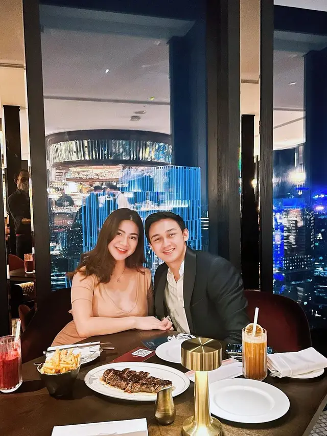 Anniversary Pertama, Ini 6 Momen Dinner Romantis Felicya Angelista dan Caesar Hito