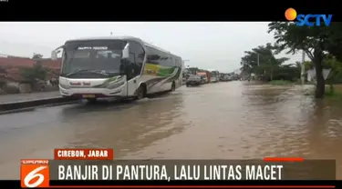 Untuk memperlancar arus lalu lintas, polisi berlakukan buka tutup di Simpang Pangarengan yang menjadi titik utama banjir.