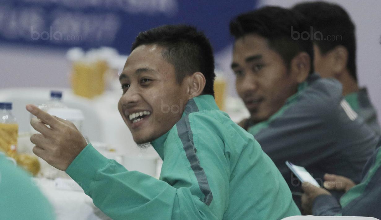 Gelandang Timnas Indonesia U-22, Evan Dimas, menghadiri acara pelepasan Timnas Indonesia U-22 di Makostrad, Jakarta, Kamis (10/8/2017). PSSI resmi melepas para atlet untuk berlaga di Sea Games 2017 Malaysia. (Bola.com/M Iqbal Ichsan)