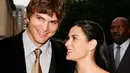 Demi Moore dan Ashtn Kutcher memenuhi tabloid usai mengumumkan kencan. Namun mereka memutuskan untuk berpisah karena Ashton dikatakan berselingkuh dengan wanita lain. (ScreenRant)