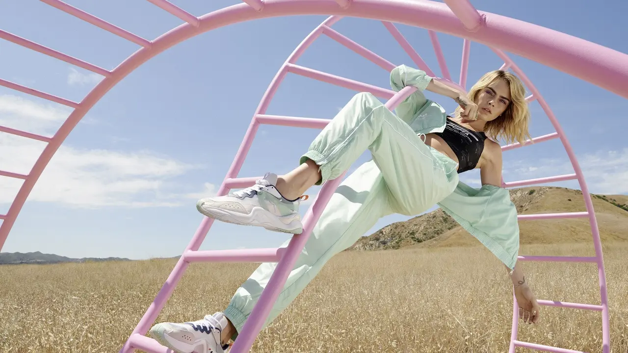 Gaya Cara Delevigne yang Sporty Feminin dengan Sneakers Terbaru Puma