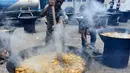 Para pria memasak kari tradisional sebelum umat muslim berbuka puasa di sebuah masjid di Banda Aceh pada 26 Mei 2019. Menu ini sering dimasak setiap memperingati kenduri Nuzul Quran pada setiap pertengahan bulan suci Ramadan. (Photo by CHAIDEER MAHYUDDIN / AFP)