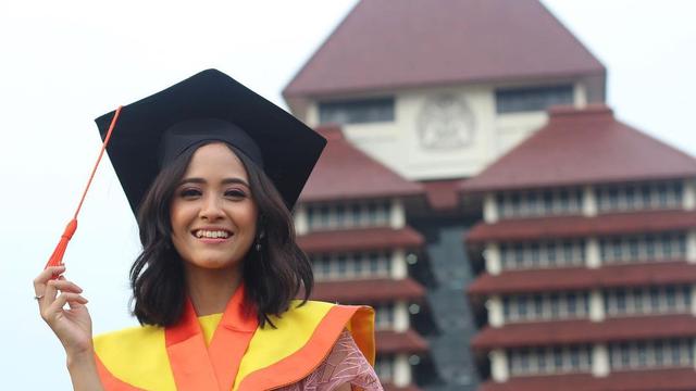 Fokus Pendidikan, Ini 6 Potret Laras 'Koki Cilik' yang Kini Telah Lulus Kuliah