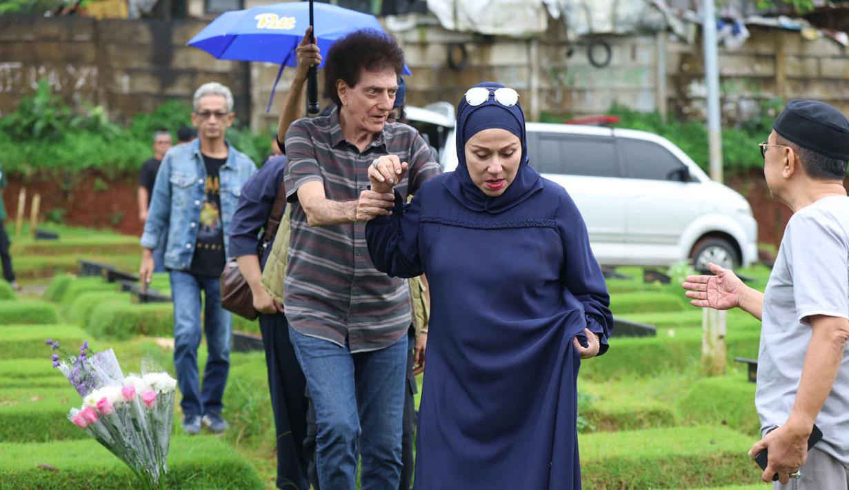 Suasana haru menyelimuti prosesi pemakaman Donny Fattah di Tempat Pemakaman Umum (TPU) Kampung Kandang, Jagakarsa, Sabtu (7/3/2026) sore. Tampak dalam foto, ekspresi vokalis grup band God Bless, Ahmad Albar (tengah) bersama Ian Antono (kanan) menyaksikan prosesi pemakaman jenazah Donny Fattah di Tempat Pemakaman Umum (TPU) Kampung Kandang, Jagakarsa, Jakarta Selatan, Sabtu (7/3/2026). (Kapanlagi.com/Budy Santoso)