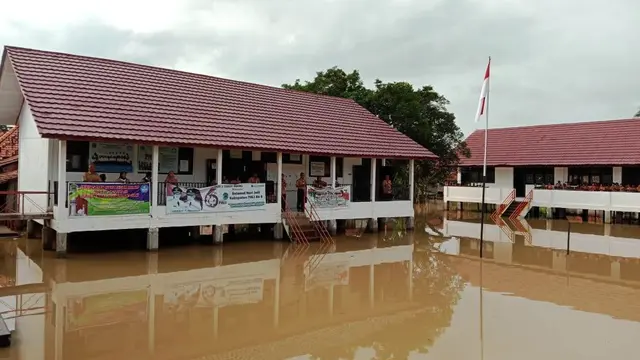 Perjuangan Pelajar SD di PALI Kibarkan Bendera di Tengah Tingginya Banjir