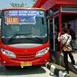 Bus Rapid Transit (BRT) Trans Semarang koridor III tengah melayani penumpang. (foto : Liputan6.com / edhie prayitno ige)