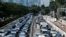 Konsekuensi dari pekerjaan konstruksi proyek MRT, arus lalu lintas di sepanjang jalur Sisingamangaraja-Sudirman-Bundaran HI terlihat kian padat, Rabu (28/5/2014). (Liputan6.com/Andrian M Tunay)