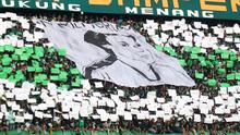 Bonek membentangkan spanduk bergambar legenda Persebaya, Eri Irianto, dalam pertandingan leg pertama semifinal Piala Presiden 2019 di Stadion Gelora Bung Tomo, Surabaya, Rabu (3/4/2019). Persebaya menang 1-0 atas Madura United dalam laga itu. (Bola.com/Aditya Wany)