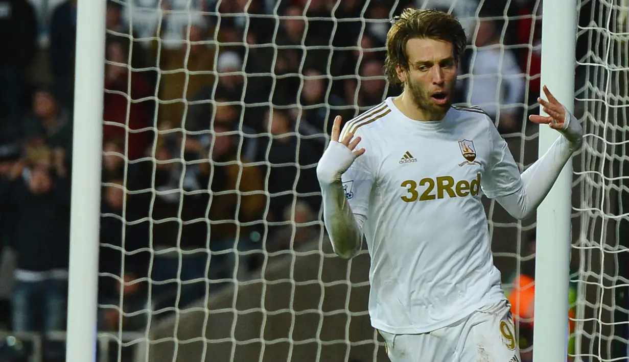 Michu. Striker asal Spanyol ini didatangkan Swansea pada awal musim 2012/2013 dari klub Liga Spanyol, Rayo Vallecano dengan nilai transfer 2,57 juta euro. Debutnya di Liga Inggris terjadi di pekan pertama saat Swansea bertandang ke markas Quuens's Park Rangers, 18 Agustus 2012. Langsung menjadi starter, ia mampu mencetak 2 gol dan 1 assist dalam laga yang dimenangi Swansea 5-0. (AFP/Ben Stansall)