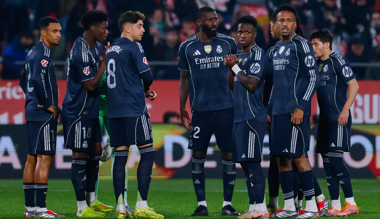 Para pemain Real Madrid tampak kecewa setelah bermain imbang 1-1 ketika menghadapi tuan rumah Girona pada laga lanjutan La Liga 2025/2026 di Montilivi, Senin (1/12/2025) dini hari WIB. (AP Photo/Joan Monfort)