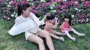 <p>Liburan sambil mengurus anak, gaya Syahnaz Sadiqah tetap terlihat seperti ABG. (FOTO: instagram.com/syahnazs/)</p>