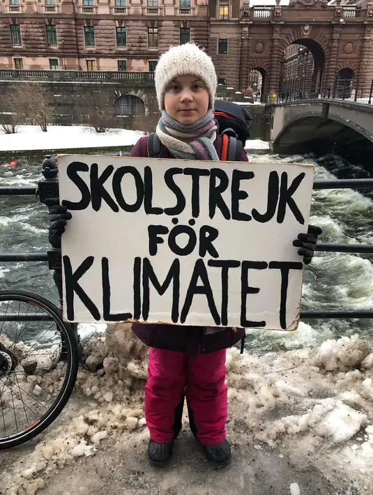 Greta Thunberg (16), gadis muda yang tergugah untuk menjaga kelestarian alam. Greta bahkan menuntut Parlemen Swedia untuk mengatasi perubahan iklim yang semakin parah. Kini, lebih dari 20 ribu siswa tersebar di seluruh dunia mengikuti jejak dirinya. (Instagram/@gretathunberg)