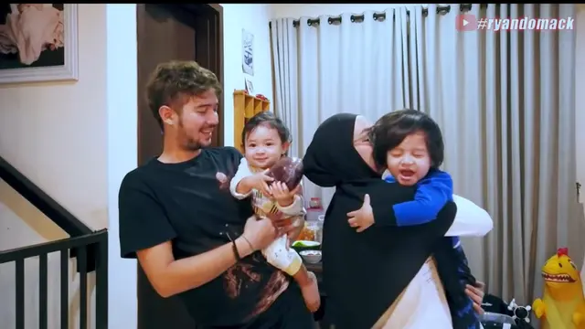 7 Momen Kebersamaan Donny Michael dan Aryani saat Sahur Bersama Buah Hati