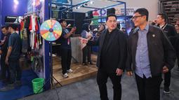 Menpora Erick Thohir saat berkeliling di Indonesia Sports Summit 2025 (ISS 2025) resmi digelar di Indonesia Arena, Senayan, Jakarta pada Sabtu (6/12/2025).