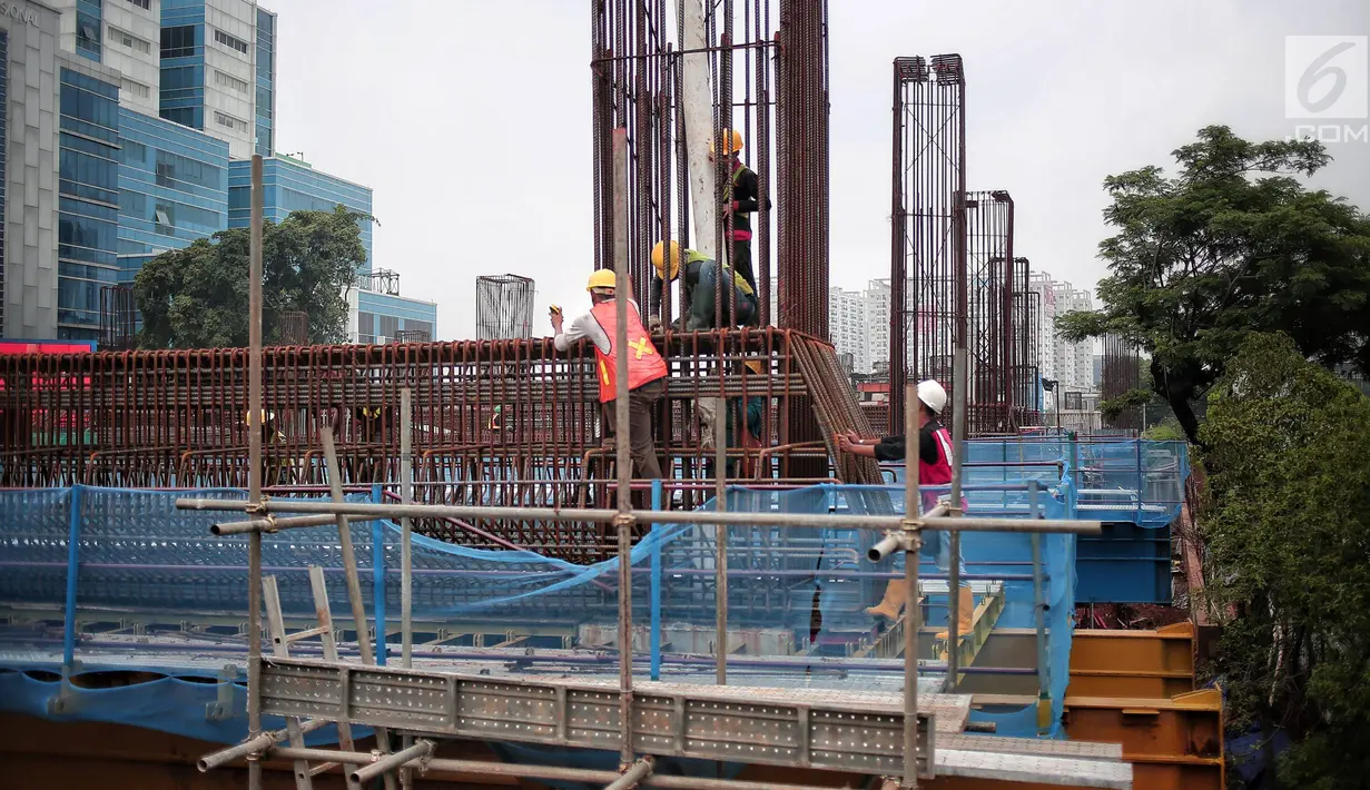 Pekerja menyelesaikan pembangunan proyek Light Rail Transit (LRT) Jabodebek fase I di kawasan Cawang, Jakarta, Senin (14/1). Stasiun tersebut bakal jadi titik transit dari Bekasi Timur ke Cibubur atau Bekasi Timur-Dukuh Atas. (Liputan6.com/Faizal Fanani)