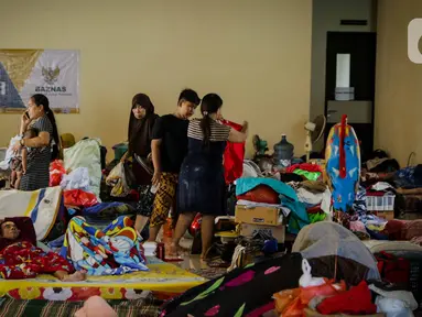 Warga korban banjir masih bertahan mengungsi di GOR Pengadegan, Jakarta, Selasa (7/1/2020). Masih banyaknya warga yang memilih bertahan di pengungsian lantaran kondisi rumah mereka belum memungkinkan untuk ditinggali dan belum adanya arahan dari kelurahan. (Liputan6.com/Faizal Fanani)