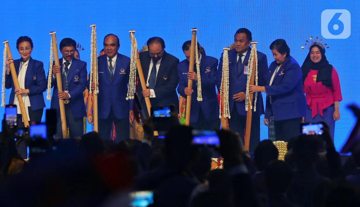 Ketua Umum Partai NasDem Surya Paloh (tengah) memukul alu saat membuka Kongres II Partai NasDem di JIExpo, Jakarta, Jumat (8/11/2019). Kongres II Partai NasDem yang digelar 8-11 November mengusung tema Restorasi Untuk Indonesia Maju. (Liputan6.com/Johan Tallo)