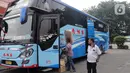 Calon penumpang menaiki bus di Terminal Kampung Rambutan, Jakarta, Selasa (21/12/2021). Kepala Terminal Kampung Rambutan Yulza Ramadhoni mengatakan, penumpang bus meningkat 10 persen menjelang Natal 2021 dan Tahun Baru 2022. (Liputan6.com/Hermann Zakharia)