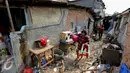 Sejumlah warga saat mengevakuasi barang-barang milik mereka di kawasan Kebon Kosong, Jakarta, Senin (15/6/2015). Pembongkaran tersebut dilakukan untuk membenahi wilayahnya agar aktivitas pedagang kaki lima (PKL) lebih tertata. (Liputan6.com/Faizal Fanani)