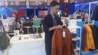 Cerita Ame Raincoat, Pembuat Jaket yang Dibeli Jokowi saat IdeaFest