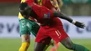 Penyerang Portugal, Bruma berebut bola dengan pemain Lithuania, Saulius Mikoliunas pada pertandingan Grup B Kualifikasi Piala Eropa 2020 di stadion Algarve di luar Faro, Portugal (14/11/2019). Portugal menang besar 6-0 atas Lithuania. (AP Photo/Armando Franca)