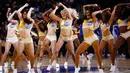 Warrior Girls atau Golden State Warriors Cheerleaders saat tampil pada laga NBA di Oracle Arena, California, AS. (AFP/Ezra Shaw/Getty Images)