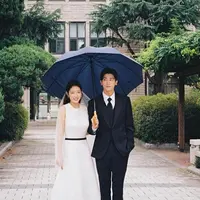 Gaun berikutnya, Shin Hye mengenakan gaun putih panjang sleeveless dipadukan belt hitam. Gaun tersebut memiliki corak bunga yang indah. [@ssinz7]
