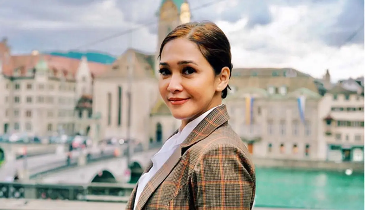 Setelah resmi rumah tangganya dengan Ahmad Dhani berakhir beberapa tahun lalu, Maia Estianty masih sendiri dan fokus usahanya. Maia sering membagikan foto jalan-jalan yang sedang dilakoninya. Yang terbaru di Jeneponto. (Instagram/maiaestiantyreal)