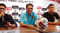 Pelatih Persibat, Freddy Muli, dalam sesi konferensi pers jelang pertandingan melawan Bandung United, Sabtu (6/7/2019). (Bola.com/Erwin Snaz)