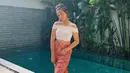 <p>Tampil sedikit anggun, Megan padukan slit skirt dengan sabrina crop top yang cantik [instagram/megandomani1410]</p>