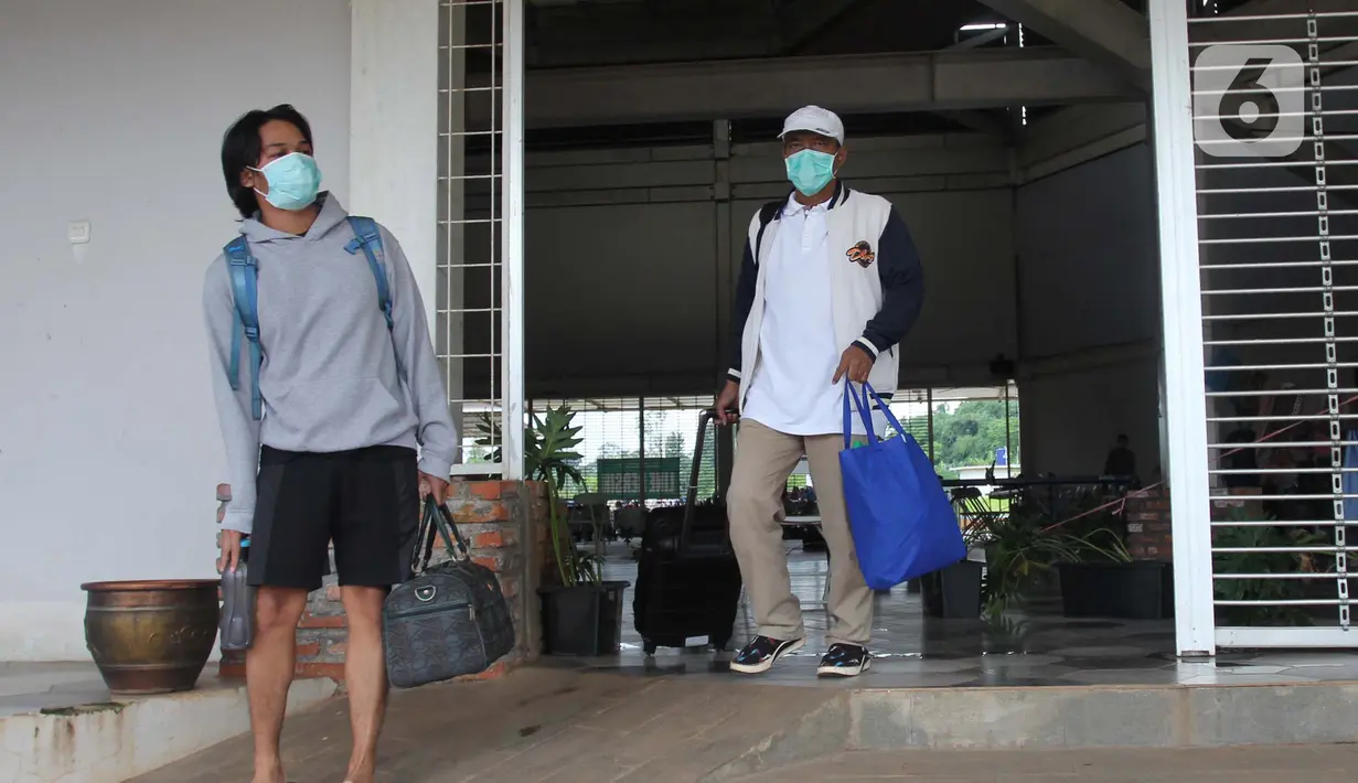 Warga meninggalkan ruangan usai menjalani isolasi mandiri bagi pasien positif OTG di Rumah Lawan Covid-19 Tangerang Selatan, Jumat (1/1/2021). Sebanyak 113 Pasien OTG  dirawat di rumah melawan Covid-19 di kawasan Tangsel dan enam pasien dinyatakan sembuh dan dipulangkan. (merdeka.com/ Arie Basuki)