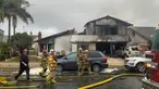 Petugas pemadam kebakaran usai memadamkan api di lokasi kecelakaan pesawat di sebuah rumah di Yorba Linda, California (3/2). Pesawat Cessna 414A jatuh di Yorba Linda tak lama setelah lepas landas dari Bandara Fullerton Municipal. (AP Photo/Alex Gallardo)