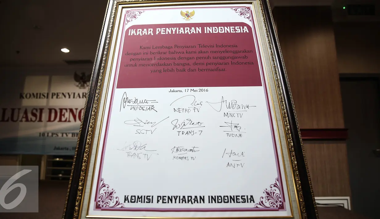 Papan ikrar penyiaran Indonesia yang ditanda tangani sejumlah media televisi saat penutupan Evalusi Dengar Pendapat (EDP) di kantor KPID, Jakarta, Selasa (17/5/2016). (Liputan6.com/Faizal Fanani)