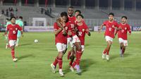 Selebrasi para pemain Timnas Indonesia U-20 setelah Figo Dennis (kiri) mencetak gol penyeimbang 1-1 ke gawang Timnas China U-20 lewat eksekusi penalti pada laga uji coba internasional di Stadion Madya Gelora Bung Karno, Senayan, Jakarta, Jumat (22/3/2024). (Bola.com/Abdul Aziz)