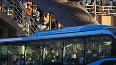 Komuter yang mengenakan masker menunggu kendaraan di halte bus di metro Manila, Filipina, Kamis (8/9/2022). Gugus Tugas Antar-Lembaga untuk Pengelolaan Penyakit Menular Filipina (IATF) menyarankan agar pemakaian masker di luar ruangan dapat dilakukan secara sukarela. (AP Photo/Aaron Favila)