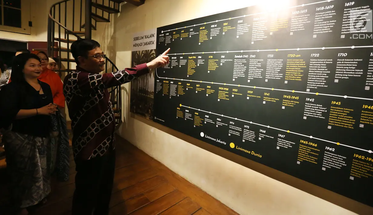 Gubernur DKI Jakarta, Djarot Saiful Hidayat melihat data tentang Jakarta saat meresmikan revitalisasi Kawasan Kota Tua fase pertama, Kamis (5/10). (Liputan6.com/JohanTallo)