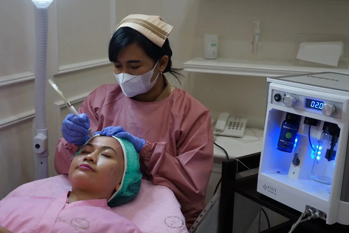 pembersihan wajah di KLT The Aesthetic Clinic Surabaya. (Dian Kurniawan/Liputan6.com)