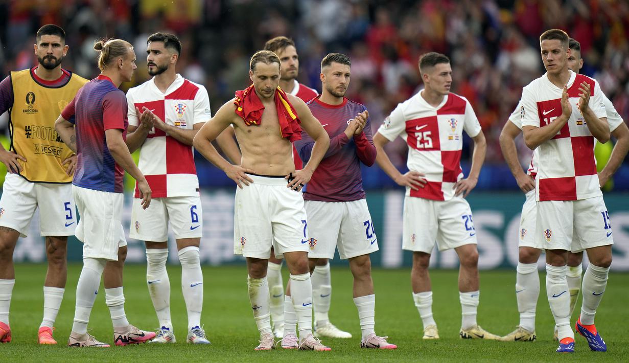 Reaksi kecewa para pemain Timnas Kroasia setelah kalah 0-3 dari Timnas Spanyol setelah berakhirnya laga Grup B Euro 2024 di Olympiastadion, Berlin, Jeman, Sabtu (15/6/2024). (AP Photo/Ebrahim Noroozi)