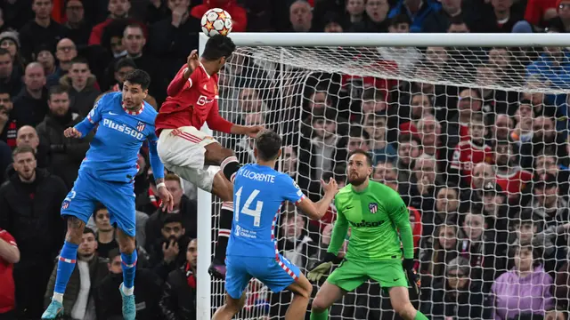 Foto: Ragam Aksi Duel Udara saat MU Tumbang di Kandang Sendiri oleh Atletico Madrid