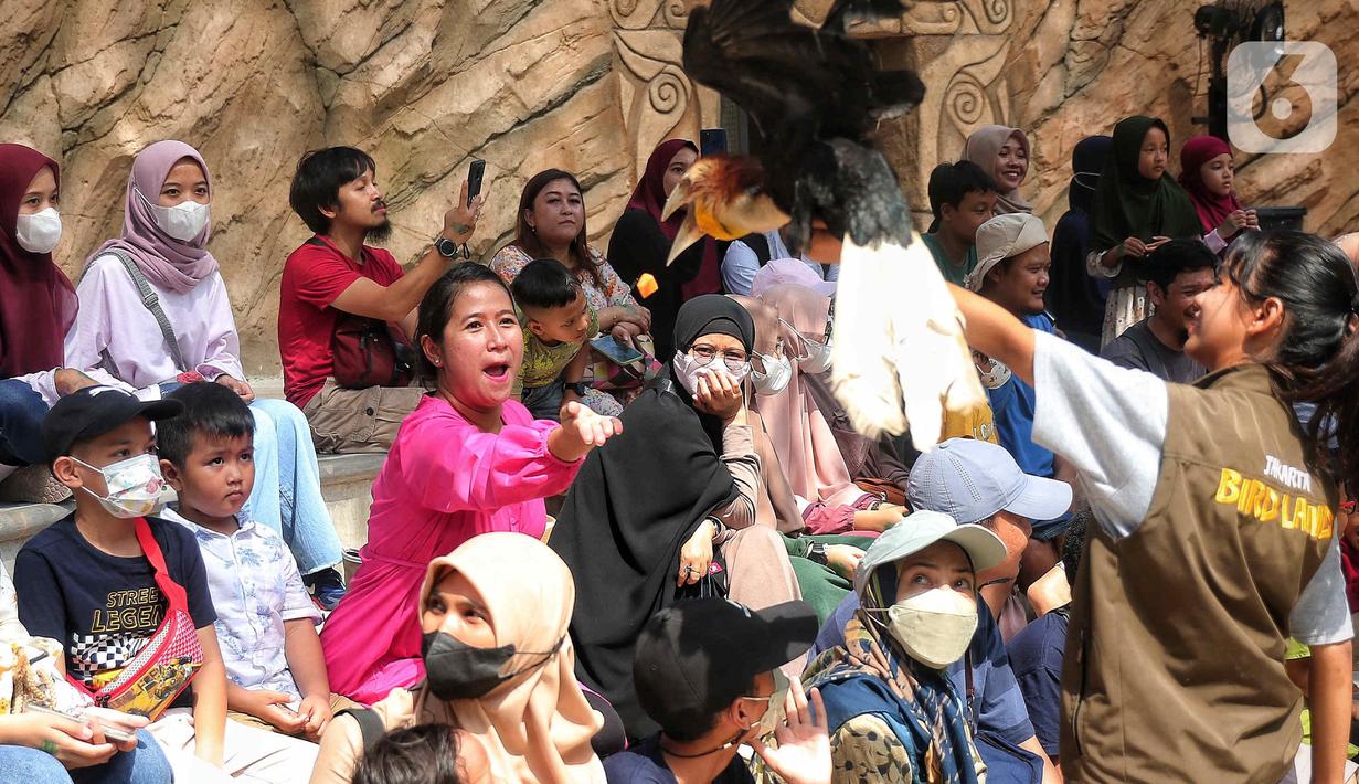<p>Wisatawan melihat burung di tempat wisata kawasan Ancol, Jakarta, Minggu (8/1/2023). Saat ini kinerja sektor pariwisata dan ekonomi kreatif pada 2023 dihadapkan dengan target yang cukup tinggi. Kunjungan wisman diharapkan mencapai angka 7,4 juta dan wisatawan nusantara mencapai 1,2-1,4 miliar pergerakan. (Liputan6.com/Angga Yuniar)</p>