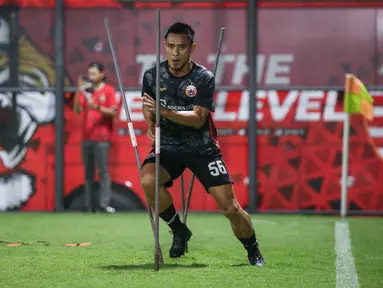 Pemain Persija Jakarta, Maman Abdurrahman melakukan latihan menjelang laga terakhir BRI Liga 1 2022/2023 melawan PSS Sleman di lapangan latih Jakarta International Stadium (JIS), Jakarta, Rabu (12/04/2023) malam WIB. Macan Kemayoran akan melakoni laga pamungkas mereka musim ini di Stadion Utama Gelora Bung Karno (SUGBK) pada Sabtu (15/04/2023). (Bola.com/Bagaskara Lazuardi)