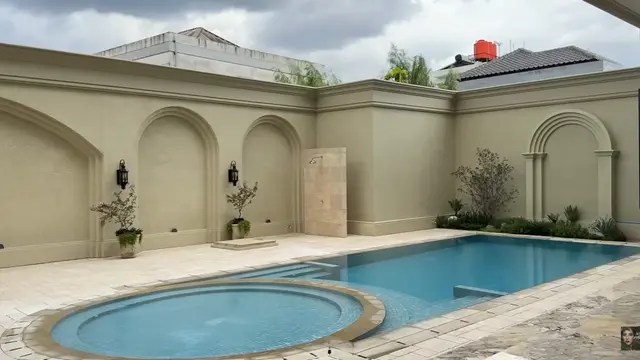 Model Kolam Renang di Rumah Tasya Farasya