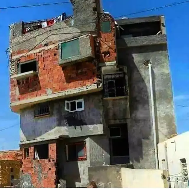 6 Potret Rumah Bertingkat dengan Desain Absurd Ini Bikin Tepuk Jidat