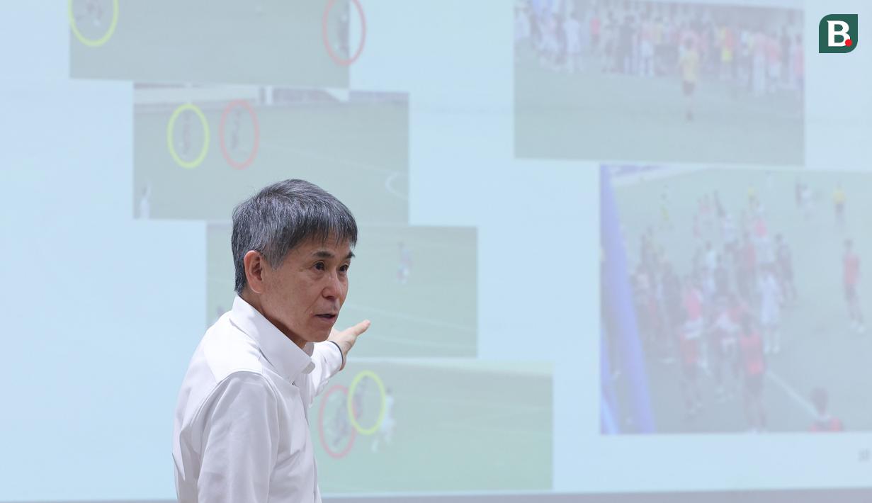 Ketua Komite Wasit PSSI, Yoshimi Ogawa, memberikan pemaparan dalam acara Refeering Workshop for Media yang digelar di Sekretariat PSSI Pers, Jakarta, pada Kamis (23/4/2026). (Bola.com/M Iqbal Ichsan)